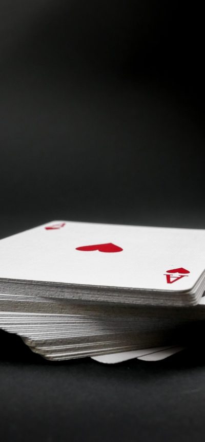牌游戏 App 分步教学界面截图，屏幕分为出牌、跟牌、结算三个阶段，每步配有文字说明与示意