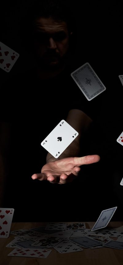 牌游戏 App 规则库界面截图，按人数与上手难度筛选玩法，每条规则附一句差异说明，列表清晰